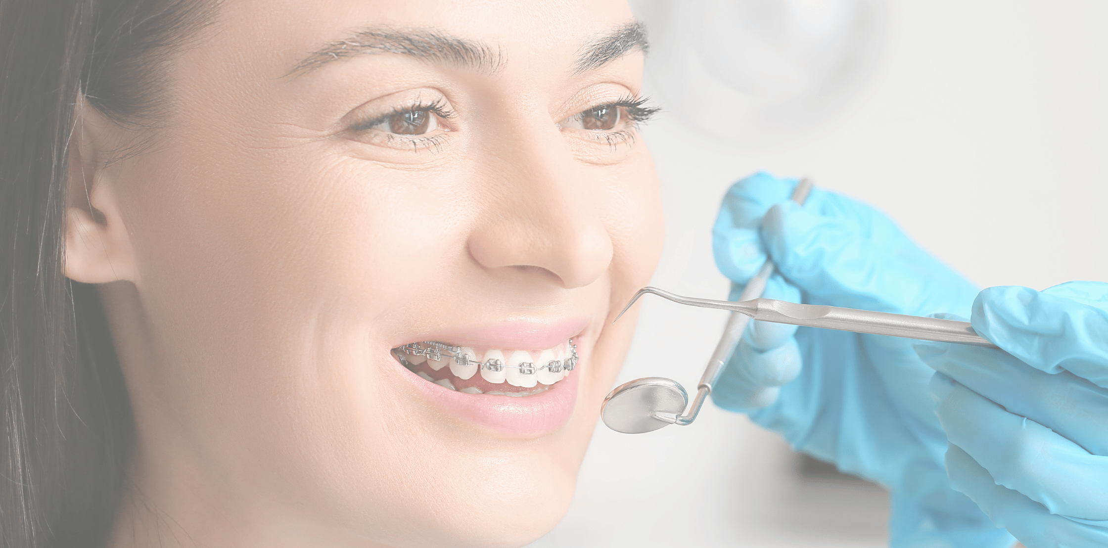 mujer-sonriendo-ortodoncia-tradicional-barcelona